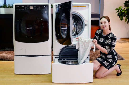 LG전자는 16일 드럼세탁기 하단에 통돌이 미니 세탁기를 결합한 'LG 트롬 트윈워시' 16kg 용량 신제품을 출시했다.  LG전자 제공